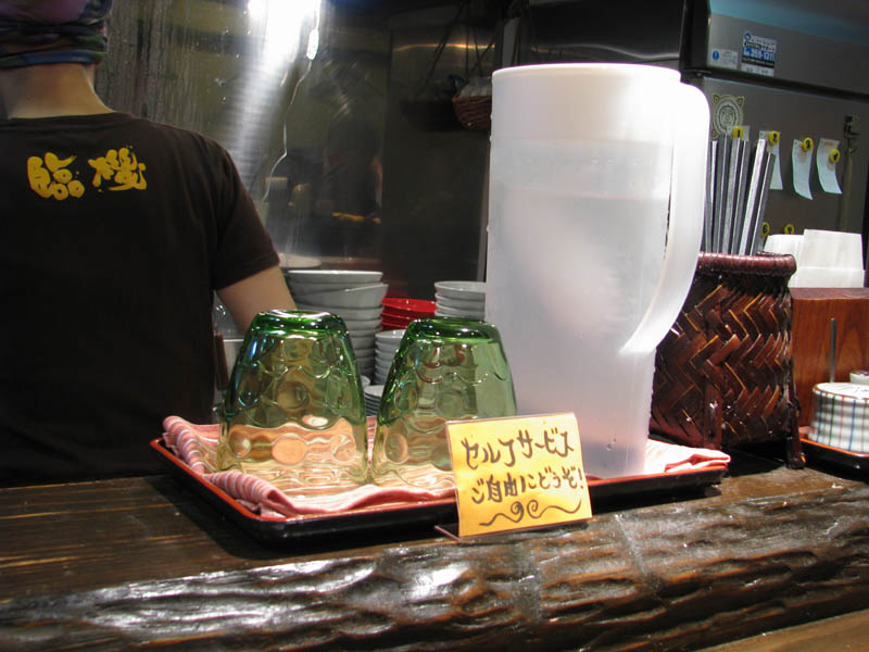 臨機・カウンター席の水