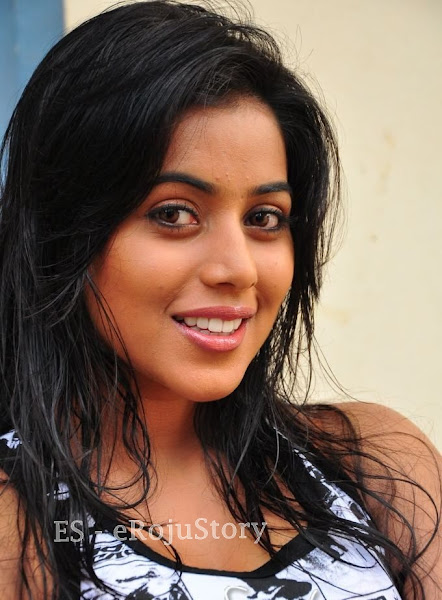 Poorna Hot Stills with Hot Exprerssions big boobs show
