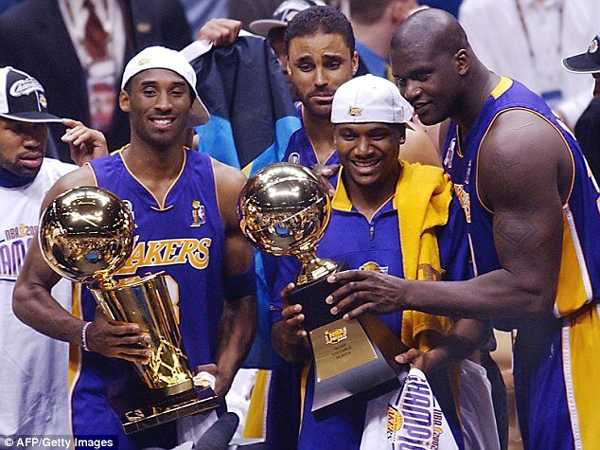 The Los Angeles Lakers pose for a group photo after defeating the Philadelphia 76ers, 108-96, in Game 5 of the NBA Finals...winning their second straight championship on June 15, 2001.