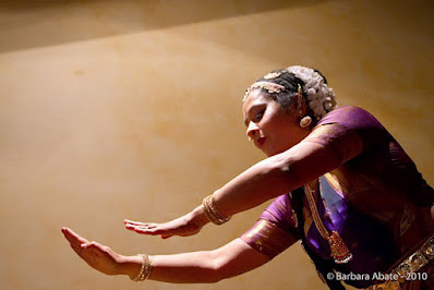 BIBLIOTECA INDOLOGICA BHAKTIVEDANTA DI ROMA "Bhamakalapam"  Danza: Marzia Colitti, Bharathi Avireddy e Marialuisa Sales  Foto: Barbara Abate, 2010