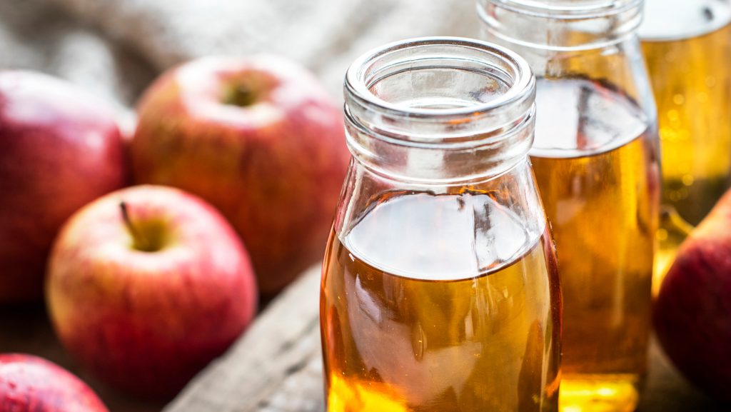 Apple cider vinegar to get rid of body odor. Image from freepik.com