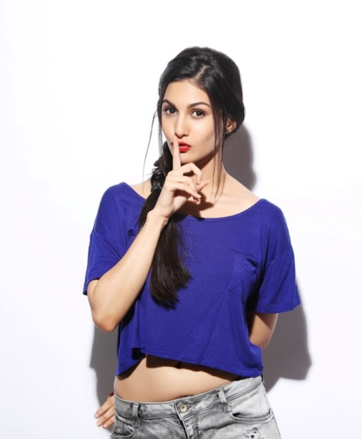 Amyra Dastur Sexy Babe's Super Hot & Spicy Portfolio Pics