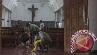 Umat Islam Bantu Bersihkan Gereja Santa Lidwina