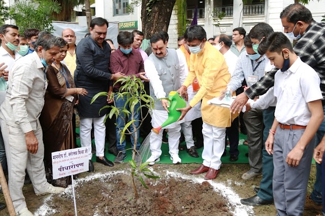 प्रभारी मंत्री डॉ. मिश्रा और मंत्री श्री सिलावट ने वृक्षारोपण कर किया "जनकल्याण और सुराज" अभियान का शुभारंभ