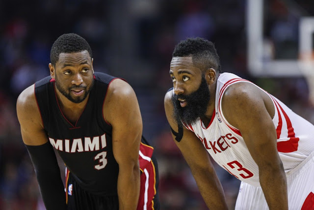 Dwyane Wade et James Harden lors d'un match NBA, entre le Heat de Miami et les Houston Rockets.