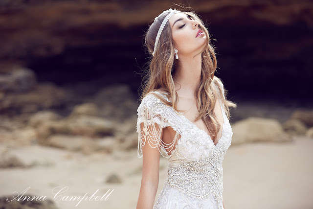 Diseños de vestidos de novia vintage de Anna Campbell en pedrería, modelo Sierra de corte sirena