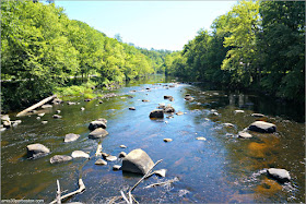 Río Ashuelot a su paso por el Puente Cubierto Ashuelot Covered Bridge en New Hampshire