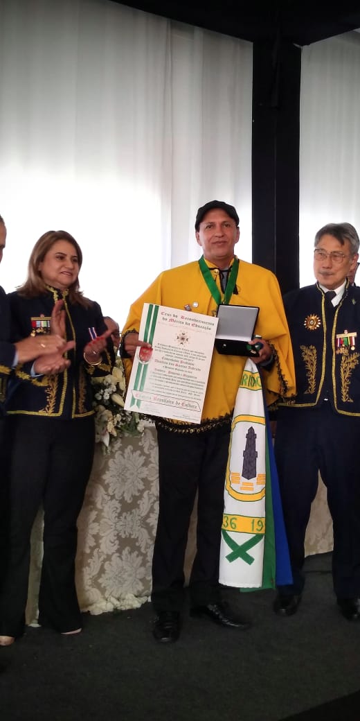 Conhecimento na área de História . A láurea é outorgada no grau honorífico de Comendador.