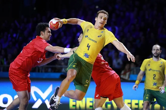 Pivô Alexandro Pozzer arremessando ao gol no Campeonato Mundial de Handebol 2019