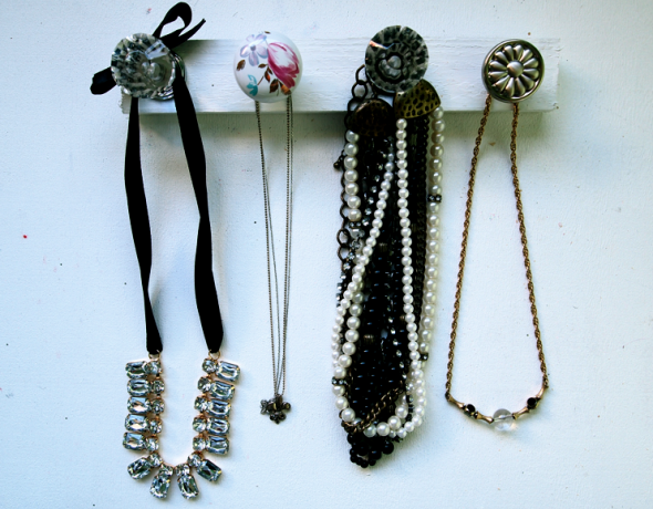 http://misskristurner.com/2012/01/18/diy-home-door-knob-jewelry-organizer/