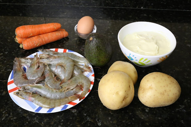 Ingredientes para ensaladilla de aguacate y langostinos
