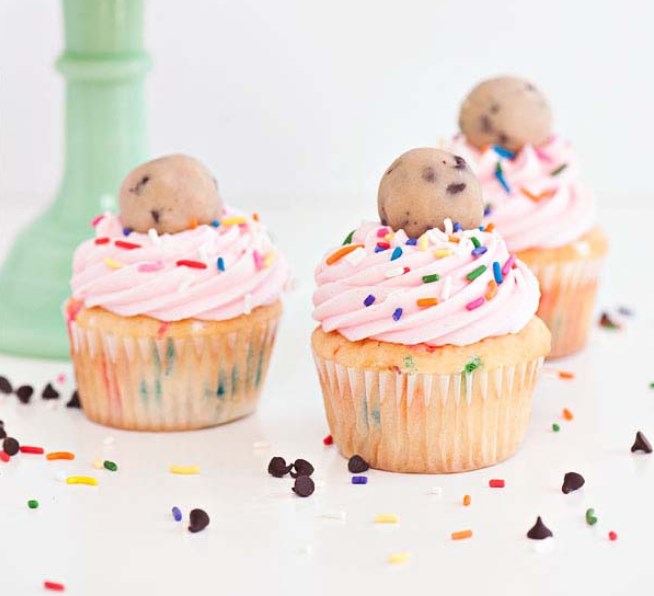 Cookie Dough Cupcakes #dessert #cupcakes