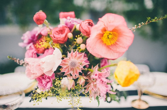 modern dukning, dukning rosa guld ränder, dukning blommor mixade färger, dukning blandade färger, tabel setting modern, stylish table setting, tabel setting hot pink gold stripes, tabel settin mixed flowers