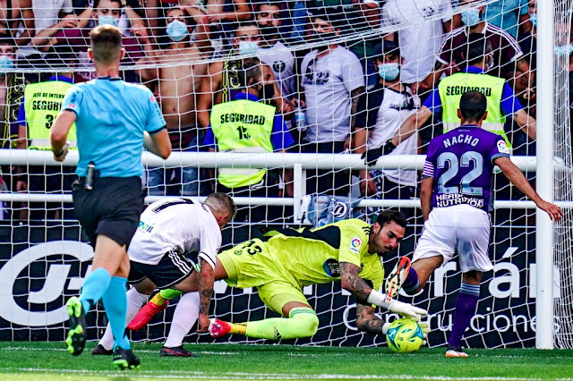 Roberto atrapa un balón ante Juanma y Nacho. BURGOS C. F. 3 REAL VALLADOLID C. F. 0. 05/09/2021. Campeonato de Liga de 2ª División, jornada 4. Burgos, estadio El Plantío. GOLES: 1-0: 34’, Juanma, de penalti. 2-0: 39’, Valcarce. 3-0: 42’, Juanma.