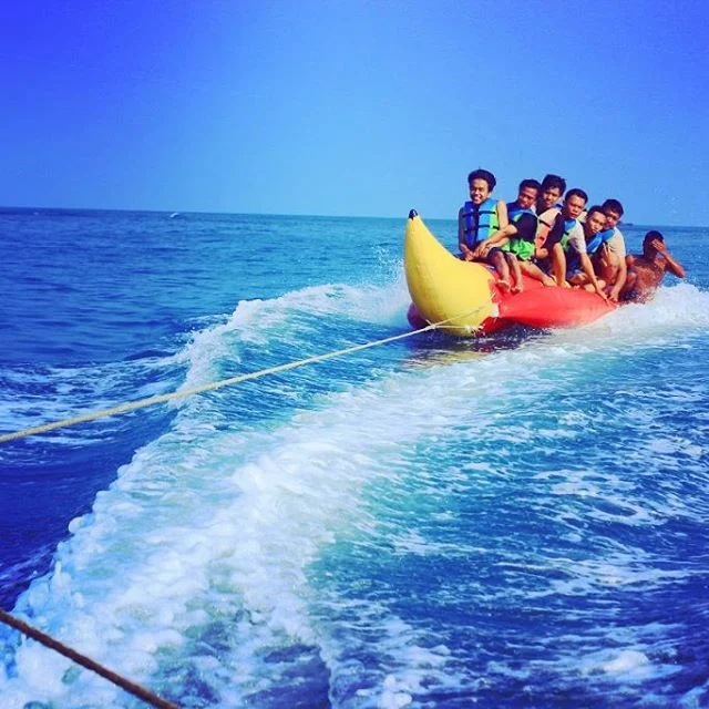 foto bermain banana boat di pantai marina anyer