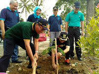 Ikatani UNS Salurkan 2000 Bibit Flamboyan Di Karanganyar