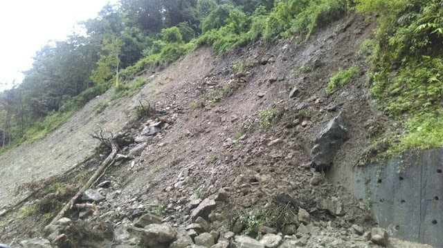 Sikkim -NH10 Landslide, 500 vehicles stranded as road blocked between Singtam and Ranipool 