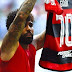 Torcedor arremessa celular, e Gabigol, do Flamengo, ironiza