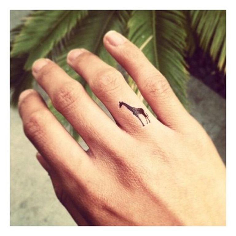 blackwork_girafa_dedo_tatuagem