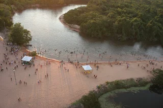 Balneario de arena en las costas del rio