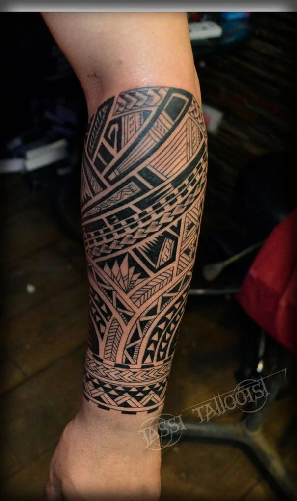 imagen de tatuaje maori en el antebrazo