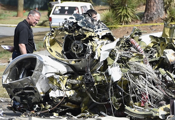 Avião explode ao cair em cima de residência nos EUA, o piloto morreu