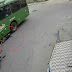 Vídeo: motoqueiro é salvo por capacete depois de cair e ir parar embaixo da roda de um ônibus