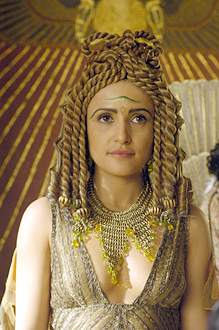 What does cleopatra dress like