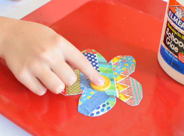 Washi Tape Flowers- Quick and easy craft for kids. Fun fine motor work for spring, great for preschool, kindergarten, or elementary children.