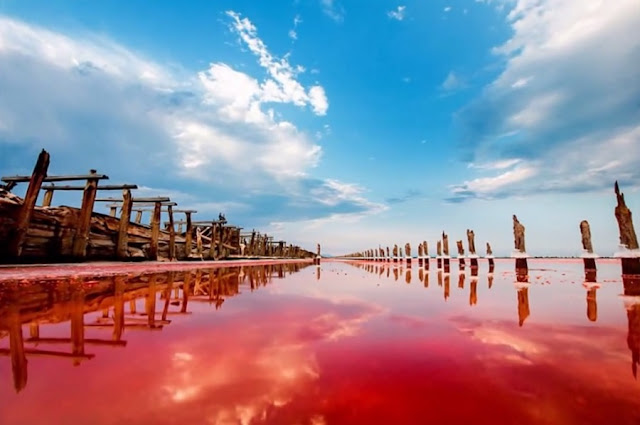 Uniknya Danau Merah Darah Di Ukraina !!