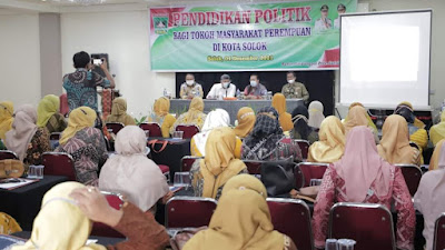 Tingkatkan Partisipasi Politik, Tokoh Masyarakat Perempuan Kota Solok Ikuti Pendidikan Politik 