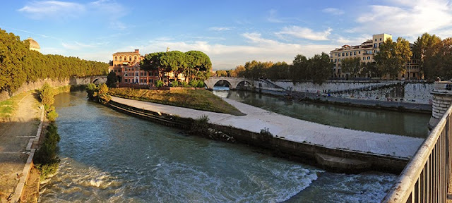 Point de vue sur le Tibre et l'île Tibérine à Rome