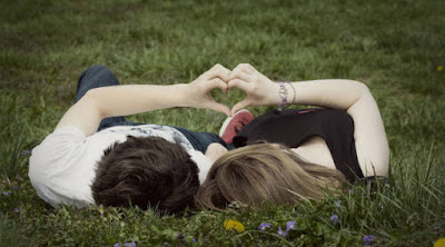  أسباب تجعل النساء والفتيات لا تحبك ولا تنجذب لك  رجل امرأة فتاة بنت حب علاقة man woman love heart shape hands