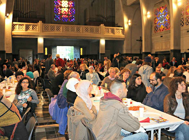 Fim do Ramadan intercultural na igreja de Saint-Jean-Baptiste em Molenbeek, presidida pelo pároco e os imames do bairro dos terroristas