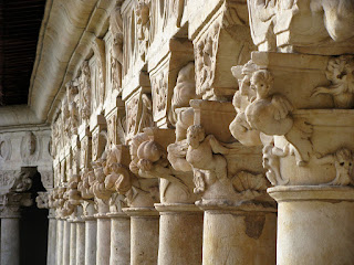 Detalhes colunas no Convento de Las Denãs em Salamanca