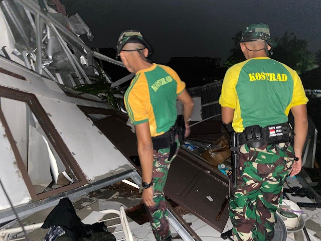 Aksi Cepat Tanggap Yonif 330 Tri Dharma bantu penanganan bencana Angin Puting Beliung di Rancaekek