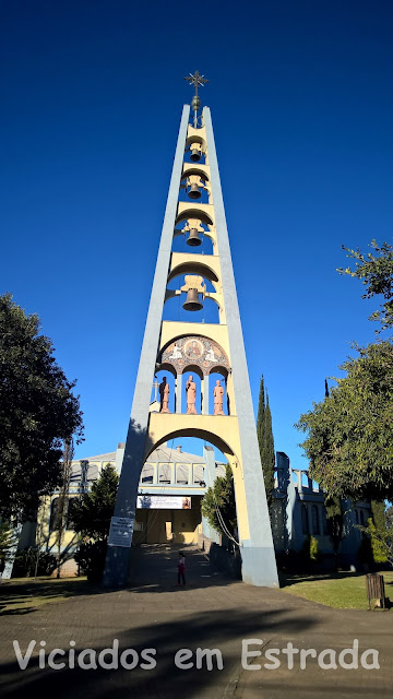 Torre de sinos na Praça Municipal José Lindolpho Hummes