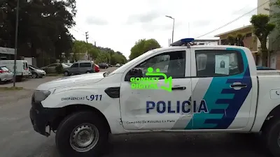 Imagen del accidente de tránsito en Hernández, La Plata, donde colisionaron una camioneta y una moto en la intersección de 508 y 30. La policía trabaja en el lugar para gestionar el tráfico y se recomienda a los conductores evitar la zona y tomar rutas alternativas