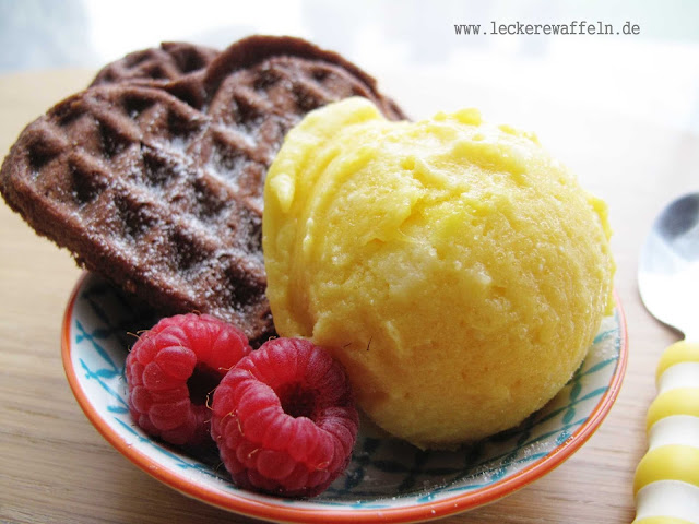 Haselnuss-Brownie-Waffeln mit Mango-Sorbet (Paleo, frei von Getreide, Gluten, Laktose, Casein)