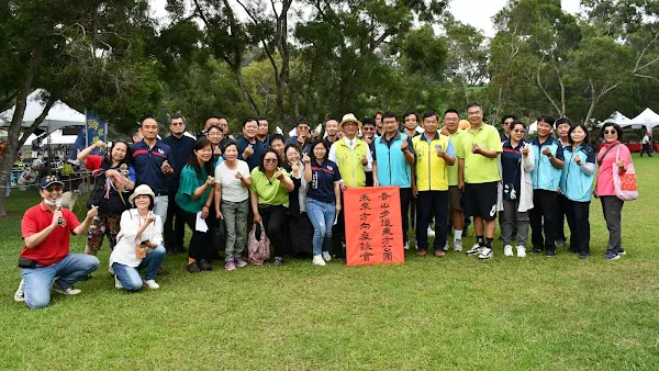 ▲林世賢市長和青農們在香山步道．東方公園大合影-。（記者林明佑翻攝）