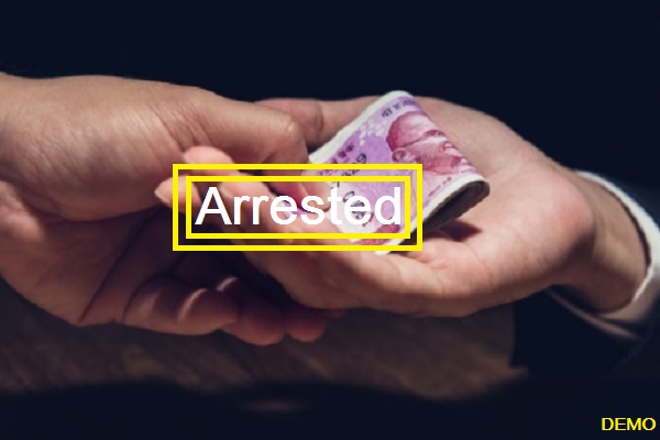 Inspector-of-Co-operative-Society-arrested-red-handed-taking-bribe-of-50-thousand
