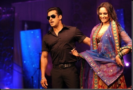 Salman-Khan-Sonakshi-Sinha-walk-the-ramp-at-IIFA-Awards-20102