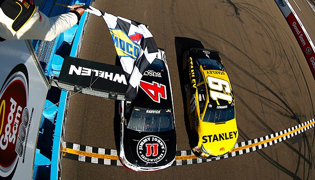 Kevin Harvick closely edges out Carl Edwards