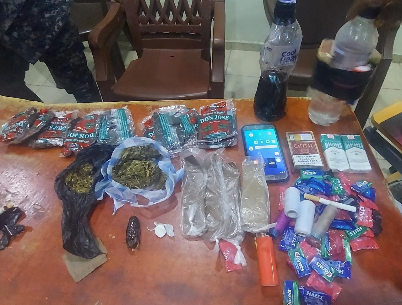 Agentes policiales apresan un hombre intentó entrar cocaína y marihuana al reformatorio de La Vega.