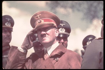 Hitler assume o poder de fato em 1934.