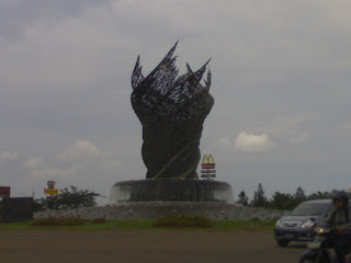 Patung Yang Sekarang Taman Kota Harapan Indah Bekasi 