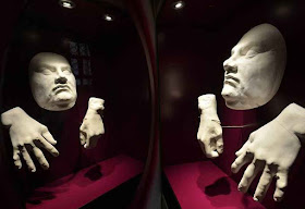 Lutero máscara mortuária do rosto e mãos exibida na igreja do Mercado, Halle, Alemanha.