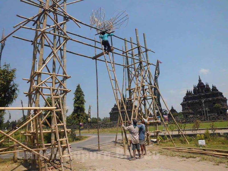 Populer Gapura Bambu, Gambar Sandal