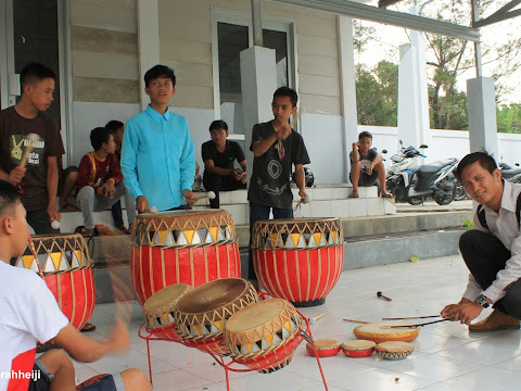 Alat Musik Dol Dimainkan Dengan Cara : 12 Alat Musik Tradisional Bengkulu Tambah Pinter / Getaran udara di dalam alat musik inilah yang menimbulkan bunyi.