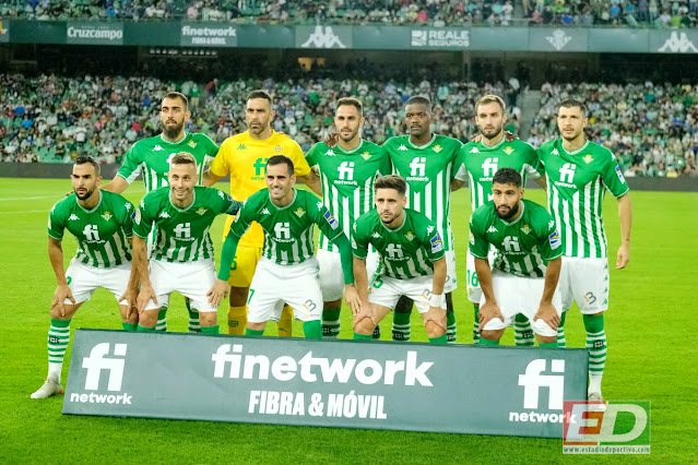 REAL BETIS BALOMPIÉ. Temporada 2021-22. Borja Iglesias, Claudio Bravo, Víctor Ruiz, William Carvalho, Germán Pezzella, Guido Rodríguez. Martín Montoya, Sergio Canales, Juanmi, Álex Moreno, Nabil Fekir. REAL BETIS BALOMPÍE 4 VALENCIA C. F. 1. 27/10/2021. Campeonato de Liga de 1ª División, jornada 11. Sevilla, estadio Benito Villamarín: 43.123 espectadores. GOLES: 1-0: 30’, Borja Iglesias, de penalti. 2-0: 30’, Borja Iglesias. 2-1: 39’, Gabriel Paulista. 3-1: 61’, Pezzella. 4-1: 68’, Juanmi.